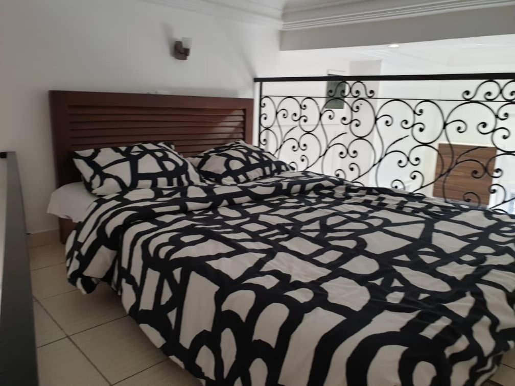 Eve Home Yaounde Luaran gambar